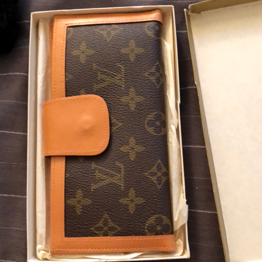 New wallet with LV markings